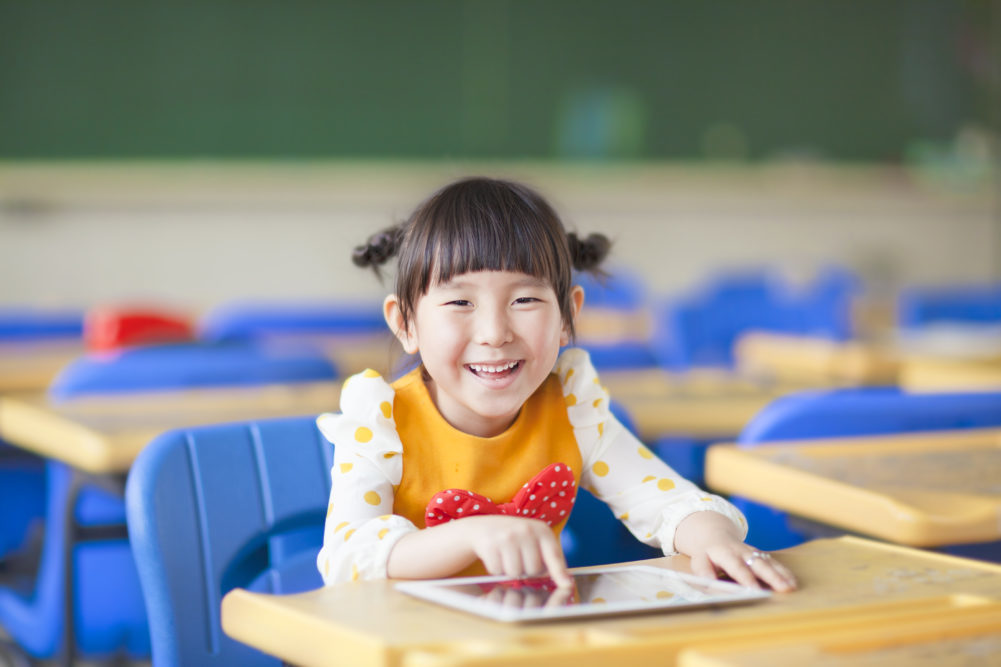 kid using an iPad to create a timeline